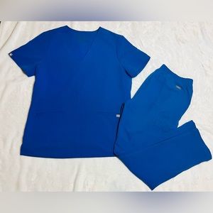 Figs Women’s Scrubs Medium Royal Blue Set. Casma 3 pocket top. Kade Cargo Pants